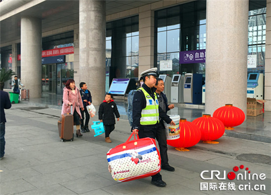 已过审【区县联动】【秀山】秀山警方开展主题宣传活动 温暖旅客回家路【区县联动】秀山警方开展主题活动 温暖旅客回家路