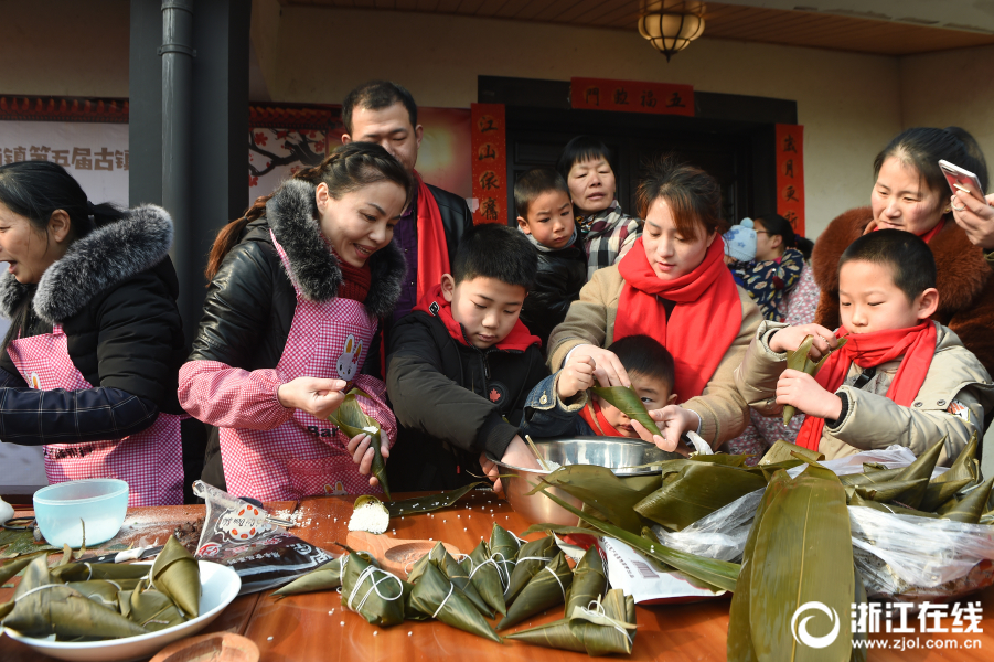 “小候鸟”结对 杭州水乡迎新年