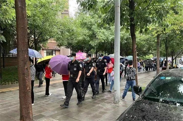 【今日雁塔】开学季 西安雁塔公安雨中“护学岗”撑起护航“平安伞”_fororder_2