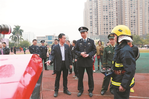 【八桂大地-防城港】【移动端】（页面标题）联动“攥指成拳”　守护边城宁静（内容页标题） 联动“攥指成拳”　守护边城宁静   ——防城港市公安局推行公安改革两年来成果丰硕