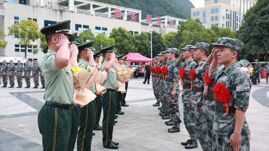 （供稿）贵州长顺举行退役士兵返乡欢迎仪式_fororder_0902711951d4eed043eb3685f049708