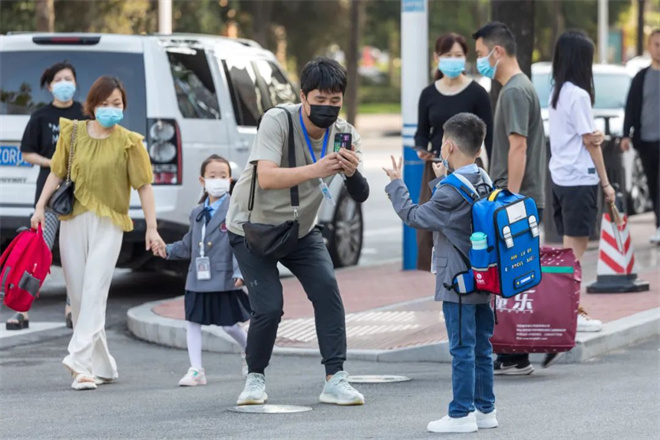 开学啦 多图直击西安曲江新区学子新学期返校第一天_fororder_1