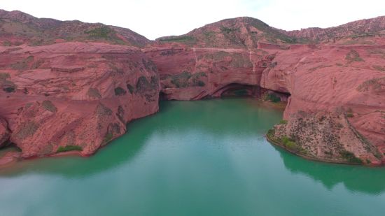 焦点图：陕西靖边波浪谷：时光在大地上留下纹路