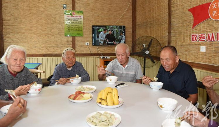 河北邯郸：“农村老饭桌”托起幸福夕阳红