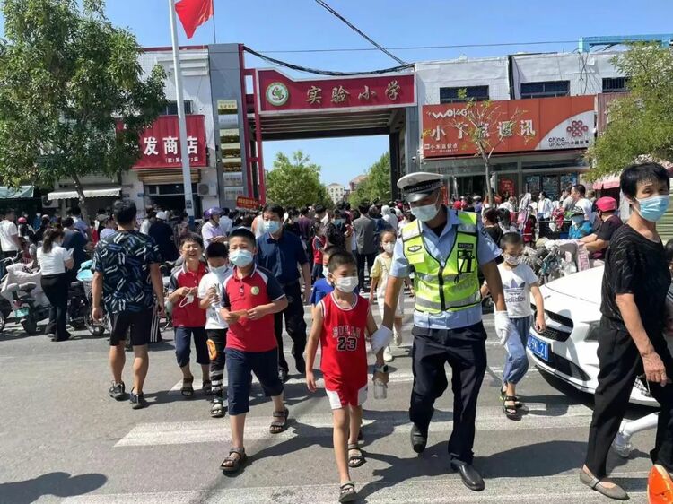 （原创）又到开学季：渤海新区黄骅市交警上路执勤 为学生保驾护航_fororder_image001