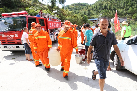 （供稿）碧江消防坚决打赢“抗大旱·保民生”这场硬仗_fororder_为群众送水上门.JPG