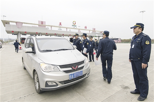 【政务参考】南宁市交通执法支队与企业签订协议保障旅客接驳