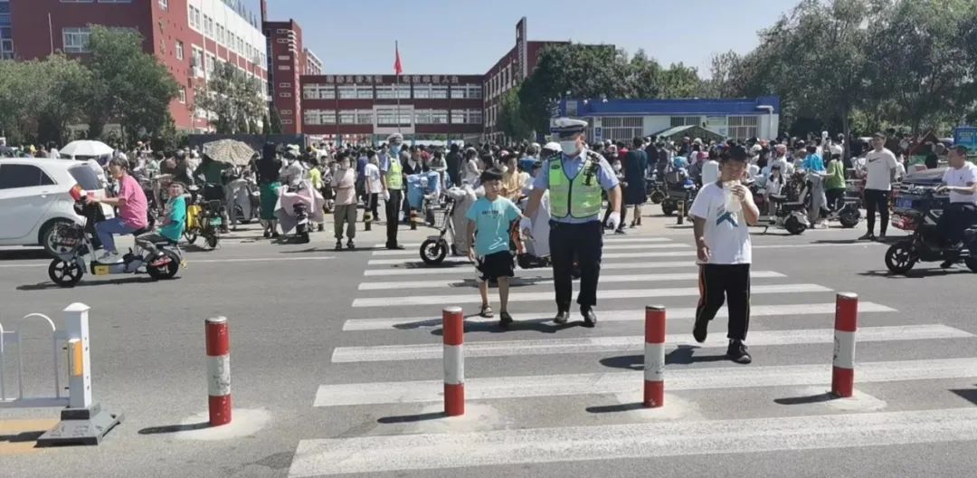 （原创）又到开学季：渤海新区黄骅市交警上路执勤 为学生保驾护航_fororder_image005