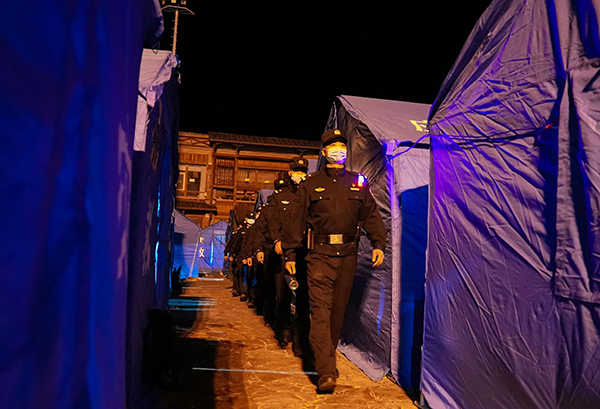 泸定地震特别报道｜泸定地震第一夜 甘孜民警彻夜守护受灾群众平安_fororder_公安民警正在巡逻--供图--甘孜州公安局