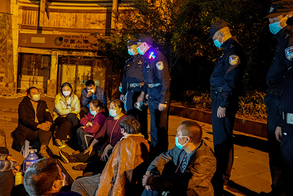 泸定地震特别报道｜泸定地震第一夜 甘孜民警彻夜守护受灾群众平安_fororder_微信图片_20220906110432