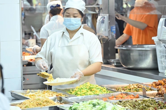 贵州大学：全力保障师生用餐安全 打造静态管理下的“放心食堂”_fororder_杨吉珩 (1)