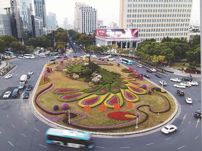 南京鼓楼广场中心环岛被鲜花和花球扮靓 营造节日气氛