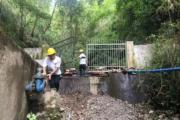 泸定地震特别报道｜四川生态环境系统全力排查震后环境风险隐患_fororder_震后环境风险隐患排查中3-供图-四川省生态环境厅