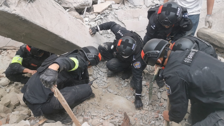 泸定地震特别报道｜四川甘孜特警徒手刨土解救出一名地震被困男子_fororder_微信图片_20220905213422