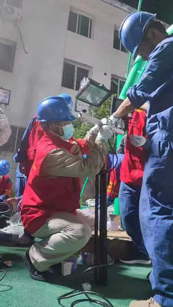 泸定地震特别报道｜国网四川电力：“点亮第一盏灯” 保障抗震救灾应急用电_fororder_连心桥共产党员服务队点亮雅安市石棉县新民乡前线指挥部“第一盏灯”（曹颀-摄）