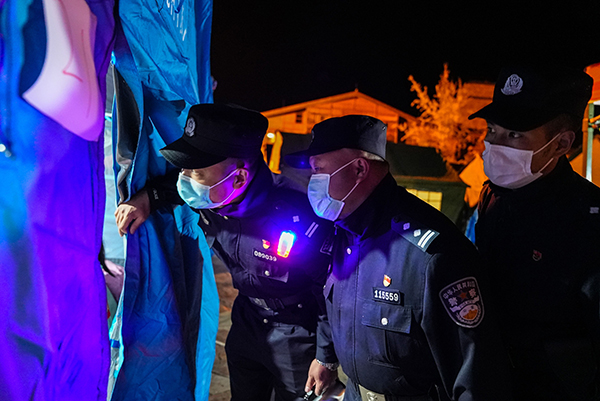 泸定地震特别报道｜泸定地震第一夜 甘孜民警彻夜守护受灾群众平安_fororder_微信图片_20220906110429