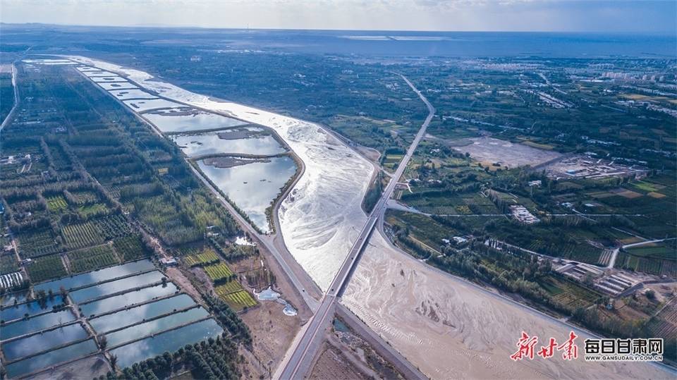 【轮播图】雨后初霁 敦煌党河古河道现“火烧”云_fororder_3