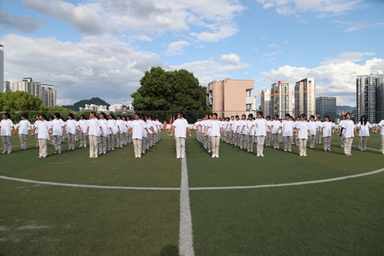 贵州碧江人民武装部多措并举扎实抓好学生军训工作_fororder_学生正在训练匕首操.JPG