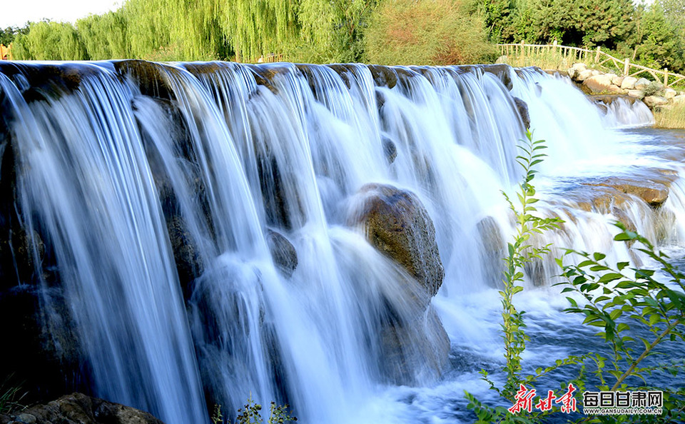 【大美甘肃】飞瀑如玉带 水鸟栖湖中 张掖芦水湾画意浓_fororder_2