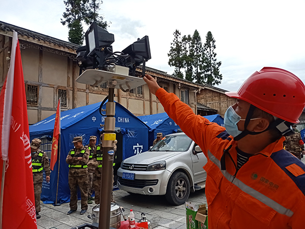 泸定地震特别报道 | 康定小伙家乡救灾：“我是共产党员我先上！”_fororder_眉山供电公司抢修队员为群众安装照明设备-摄影-金树雪