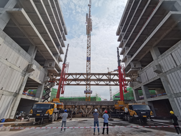 重庆两江新区中交重庆总部基地项目完成空中连廊钢结构梁吊装_fororder_图片1