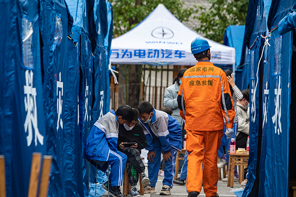 泸定地震报道｜挺进“震后孤岛” 电力抢险攻坚进行时_fororder_国网眉山供电公司抢险突击队为小朋友的帐篷接通临时电源-摄影--王鸿飞