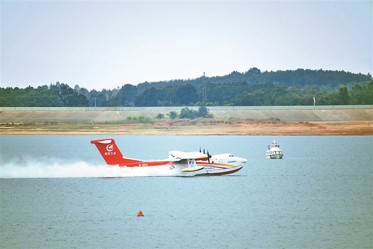 “鲲龙”AG600M灭火机完成12吨投汲水试验