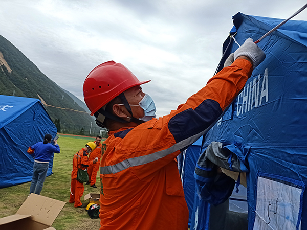 泸定地震特别报道 | 康定小伙家乡救灾：“我是共产党员我先上！”_fororder_眉山供电公司抢修队员为群众安装照明设备-摄影-金树雪.