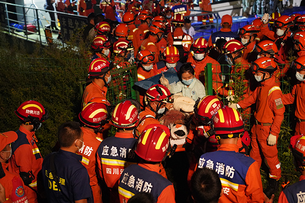 泸定地震特别报道｜四川消防营救被困居民126人 疏散转移居民2418人_fororder_转移受伤群众现场-摄影-郑竺青