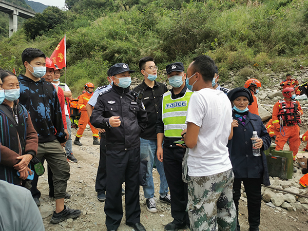 四川公安全力以赴开展抗震救灾工作 组织投入1479名警力搜救被困居民986人_fororder_四川公安在一线进行救援工作-供图-四川省公安厅（1）