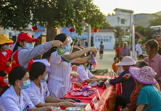 象州县：志愿服务在“重阳” 敬老孝老溢“乡村”