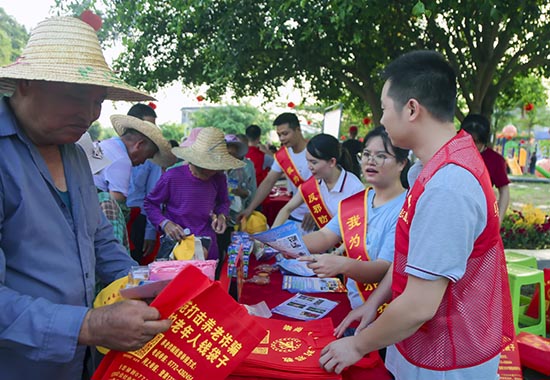 象州县：志愿服务在“重阳” 敬老孝老溢“乡村”