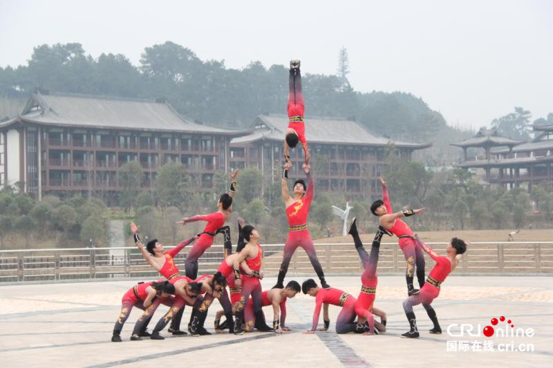 【已过审】【焦点图】【八桂大地、八桂大地-贺州】【旅游文体】【移动端】超大夜明珠大年初一亮相贺州园博园