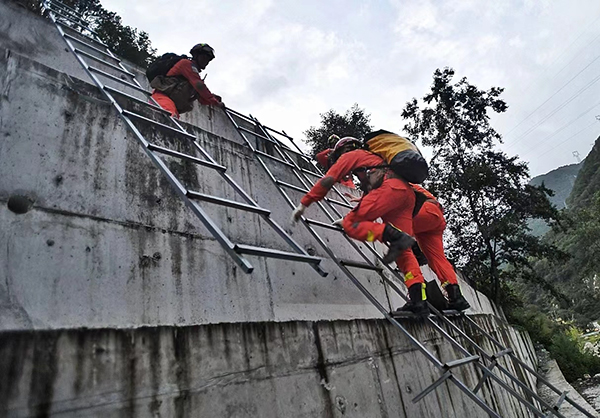 泸定地震特别报道｜四川消防营救被困居民126人 疏散转移居民2418人_fororder_消防救援人员手脚并用前行-摄影-华小峰