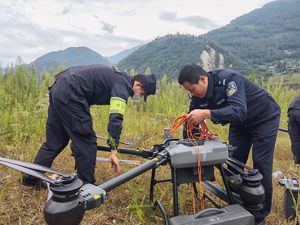 四川公安“蜀警飞鹰”航空队在震区天空翱翔 托起平安的希望_fororder_“蜀警飞鹰”航空队在一线进行救援工作-供图-四川省公安厅（1）