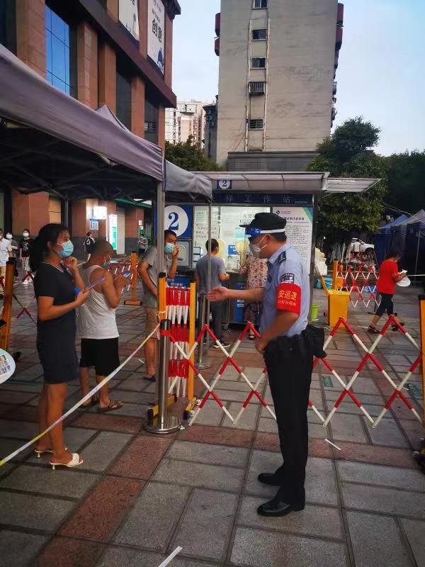 【原创】重庆江北民警庞义猛：十年无休 守护观音桥商圈街道_fororder_图片2