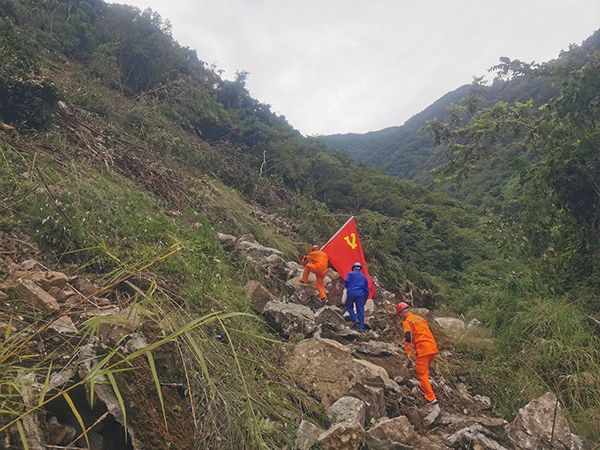 泸定地震特别报道｜国网四川送变电公司党员服务队徒步完成110千伏草大线巡视_fororder_抢险突击队徒步巡线--摄影-刘湘钒