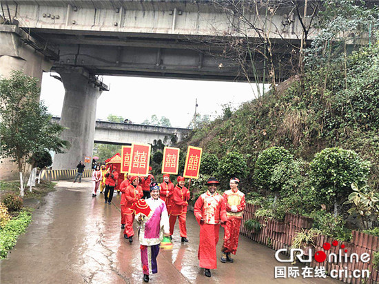 已过审【CRI专稿 图文】涪陵红酒小镇上演传统婚俗表演