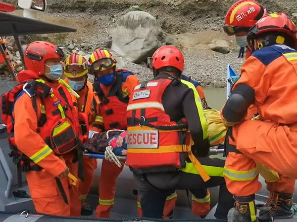 泸定地震特别报道｜被成功转移治疗 泸定地震灾区生病老人不停感谢德阳消防指战员_fororder_消防指战员转移生病老人现场-供图-德阳市消防救援支队全媒体中心