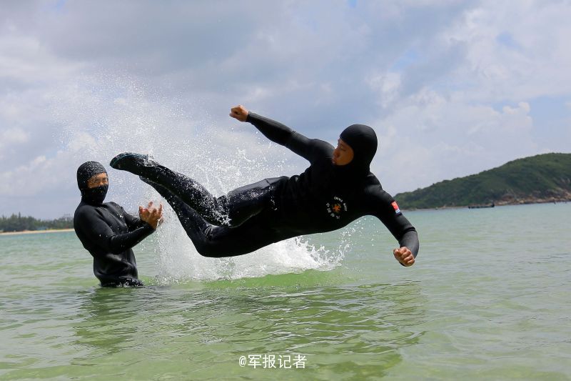 解放军蛙人在南海演练水下渗透