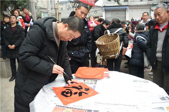 【区县联动】【江津】江津区李市镇：书法志愿者为基层群众送“福”【区县联动】江津李市镇志愿者为群众送“福”