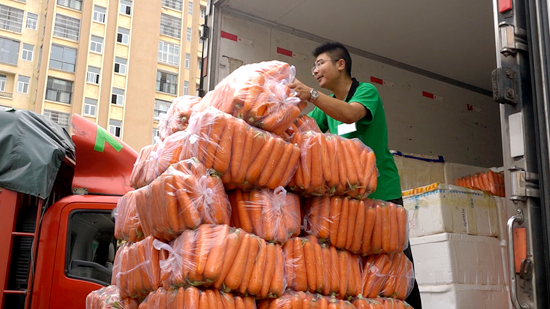 贵州平塘：100余吨生活物资驰援贵阳市、贵定县_fororder_搬运物资