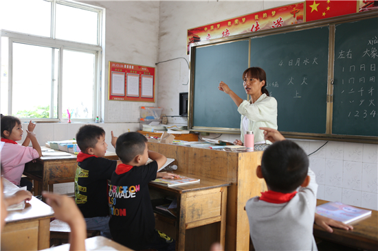 连云港市灌云县长流小学老师王秀：给村小孩子留下别样的童年记忆_fororder_5