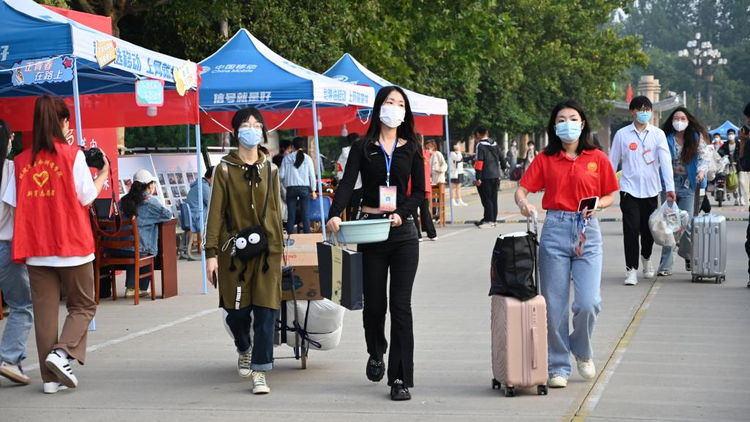 暖心服务在身边 温情守候第一线——渭南师范学院2022级新生报到工作有序开展_fororder_图片3