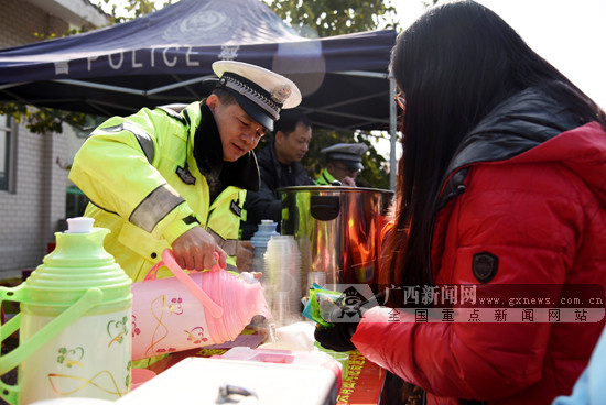 【八桂大地-河池】河池：多部门联合设"爱心驿站" 为返乡旅客送温暖