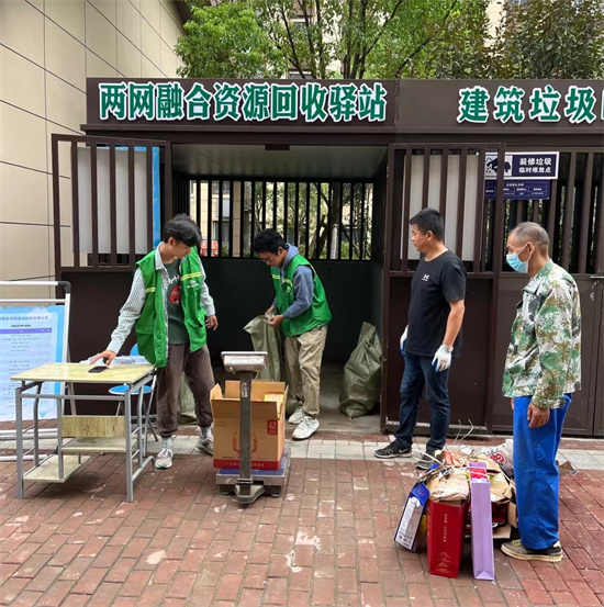 南京栖霞石埠湾小区打造临时“环保屋”破解建筑垃圾乱堆放问题_fororder_图片1_副本