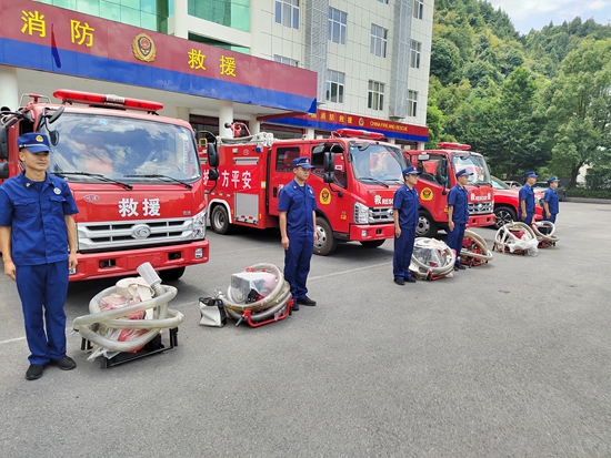 （供稿）贵州碧江乡镇政府专职消防队积极行动 抗旱保民生_fororder_向专职消防队配发抽水设备