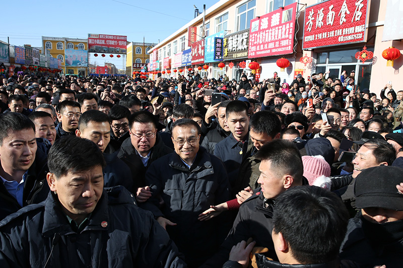 【吉林头条（大字）】【图说吉林】在贫困户家的热炕头，总理和乡亲们唠了啥？