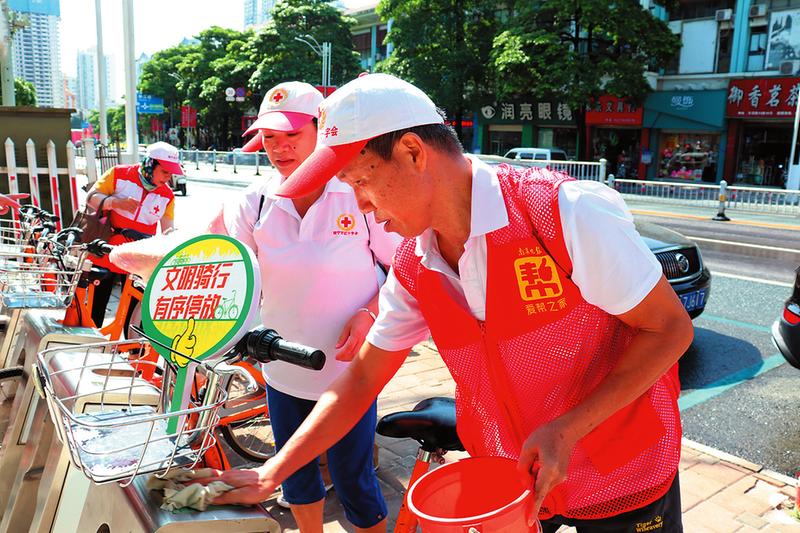 南宁：“自行车守护侠”走上街头引导文明用车获得市民点赞