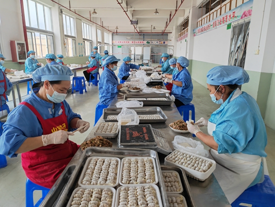 （供稿）贵州思南：防疫不松懈 生产不停歇_fororder_贵州可一姐妹花食品有限公司生产车间内工人正在忙碌生产